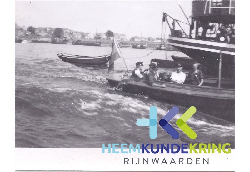 Douane Oude boot met oa Rein de Bruin Coll. HKR